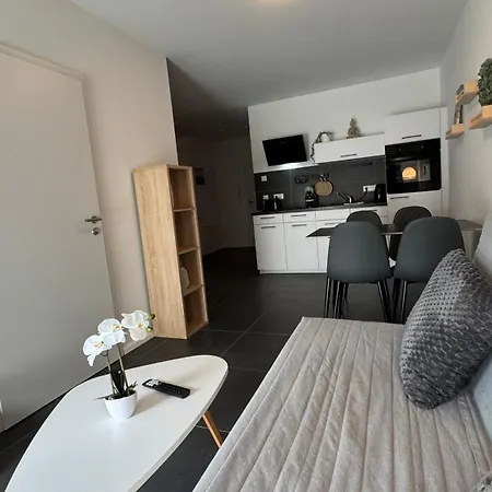 Neubau Mit Balkon Lägenhet